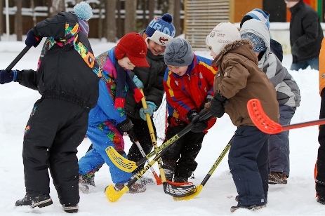 2010_snowfloorball_children.jpg